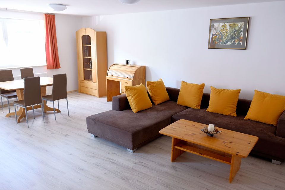 Helles, modernes Wohnzimmer mit Möbeln