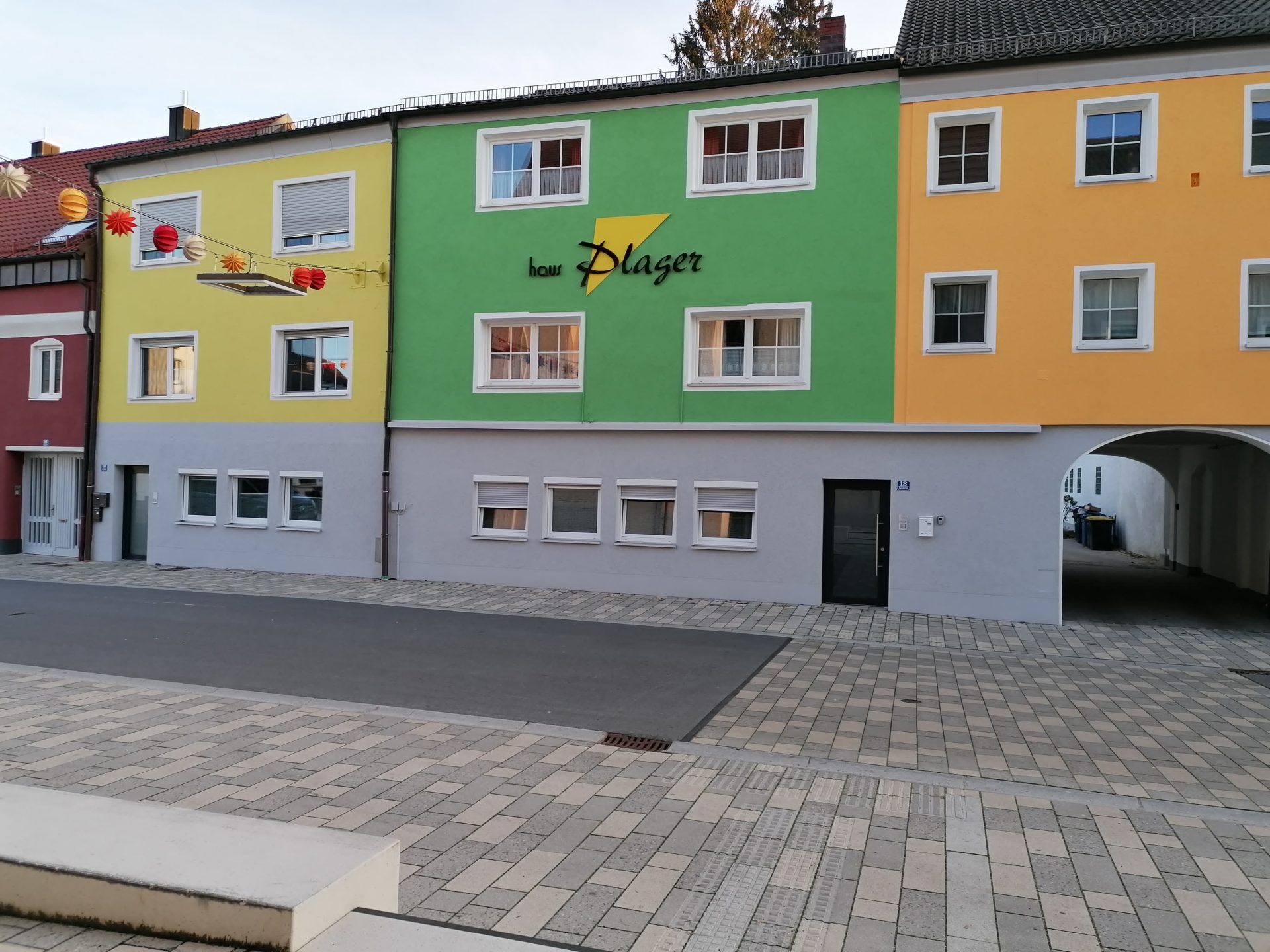 Bunte Gebäude mit Fenstern